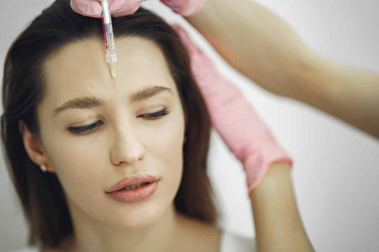 Application of neurotoxin injection on a woman